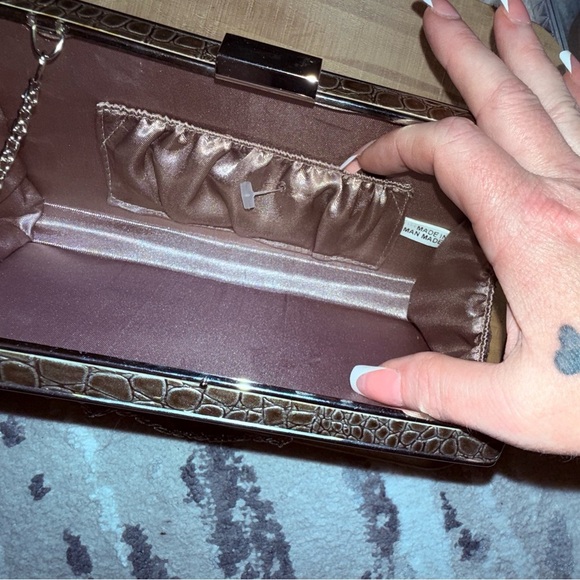 BRONZE HARDSHELL FAUX CROCODILE METAL FRAME CLUTCH W CHAIN AMD METAL CLASP - Picture 7 of 14